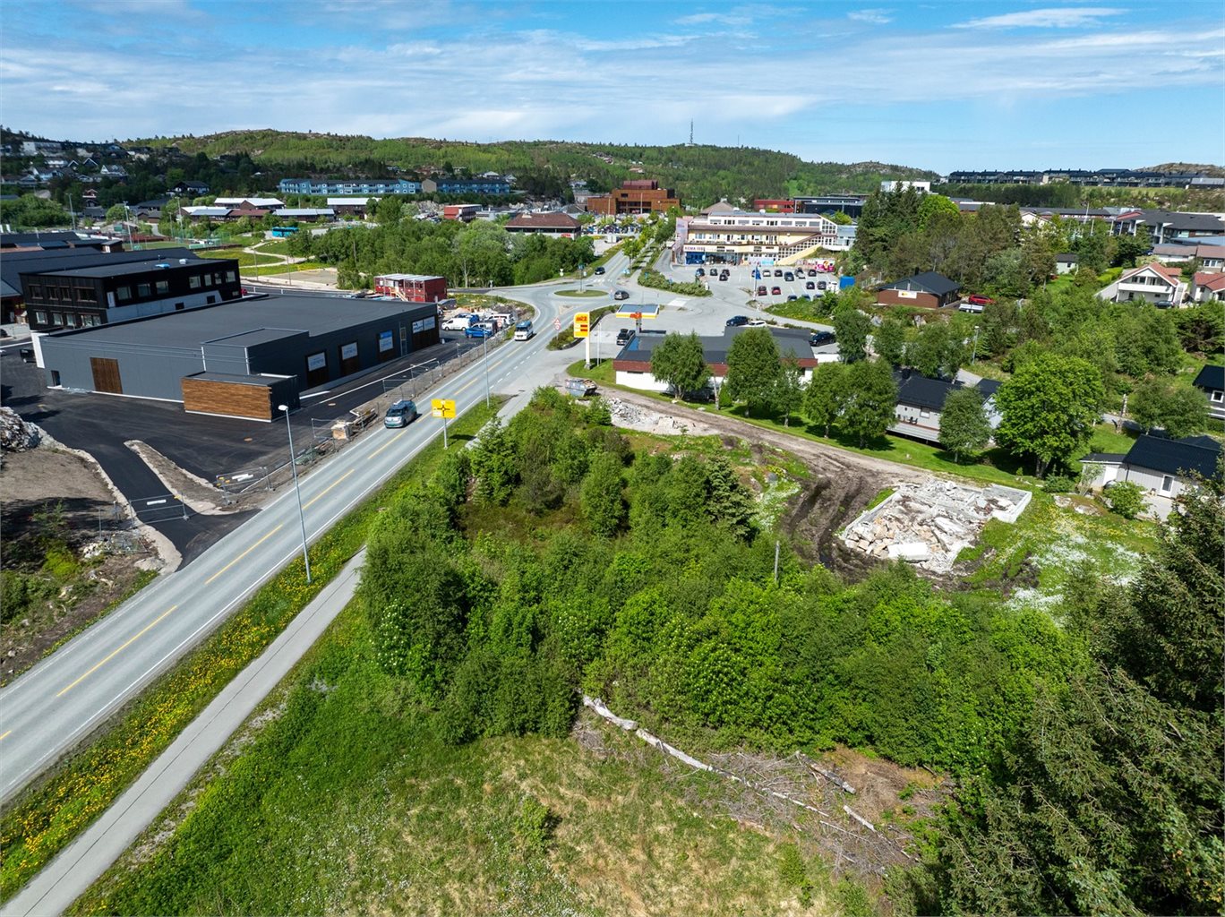 Dagens oversikt! Eksisterende bygg rives, før grunnarbeidet for det nye leilighetsprosjektet starter. Her kommer det nye leilighetsbygg!