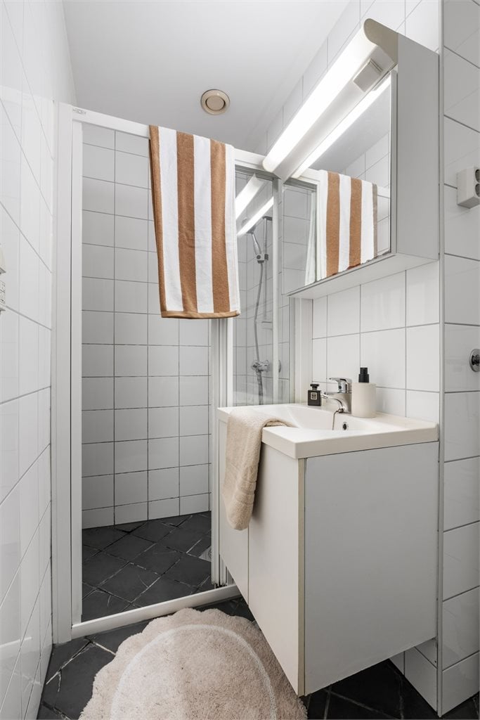 Fra soverommet er tilgangen til badet. Arealeffektivt bad på 3 m² 
