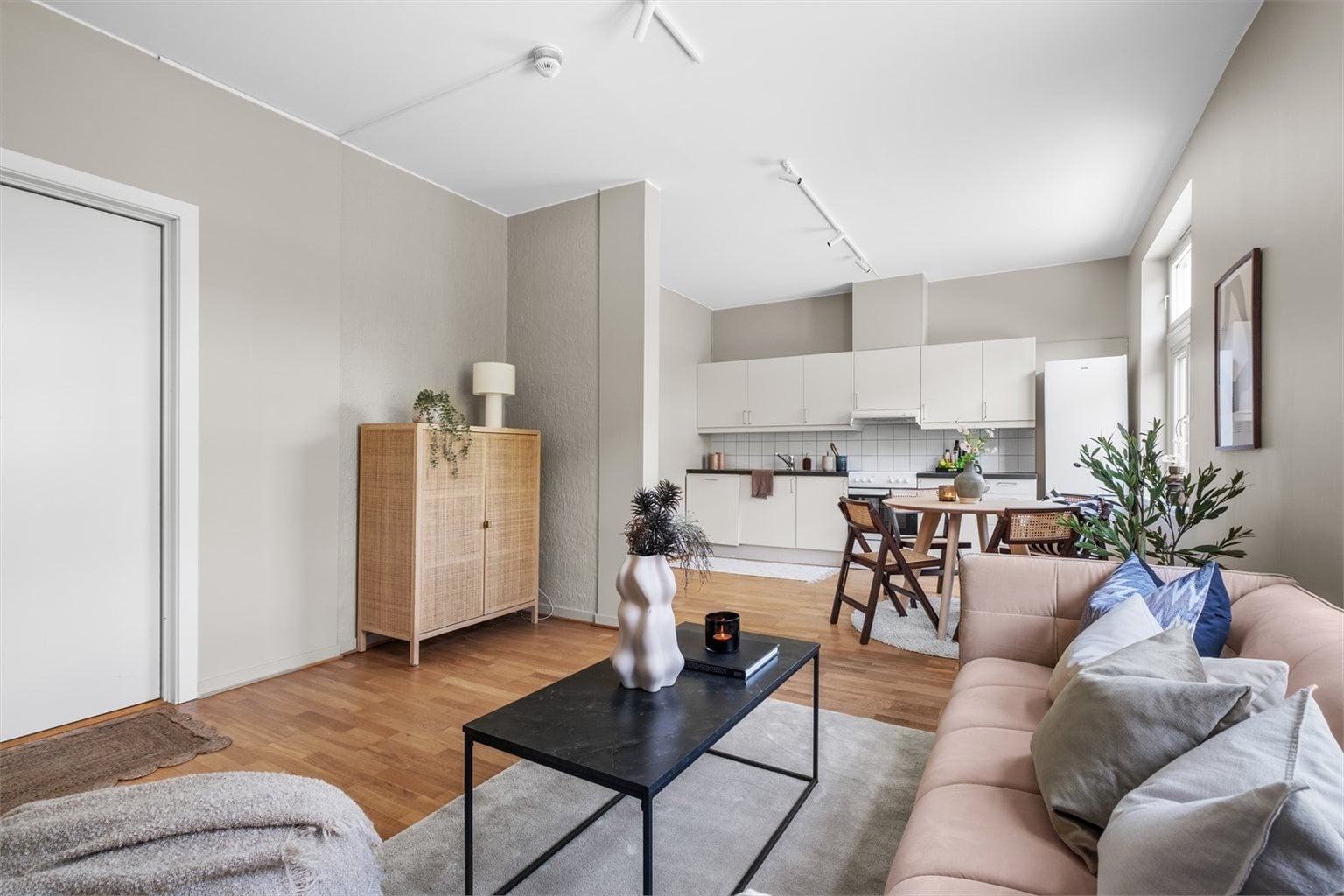 Du får en lys og trivelig åpen kjøkken- og stueløsning på hele 26,5m² med god plass til både sofa og spiseplass