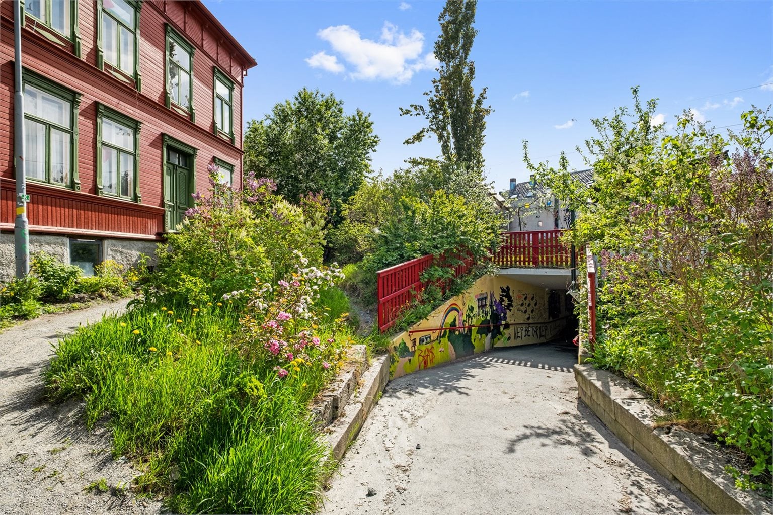 Leiligheten har en flott beliggenhet med gangavstand til sentrum som byr på "alt" av servicefasiliteter, samt korte avstander til park- og turområder. 