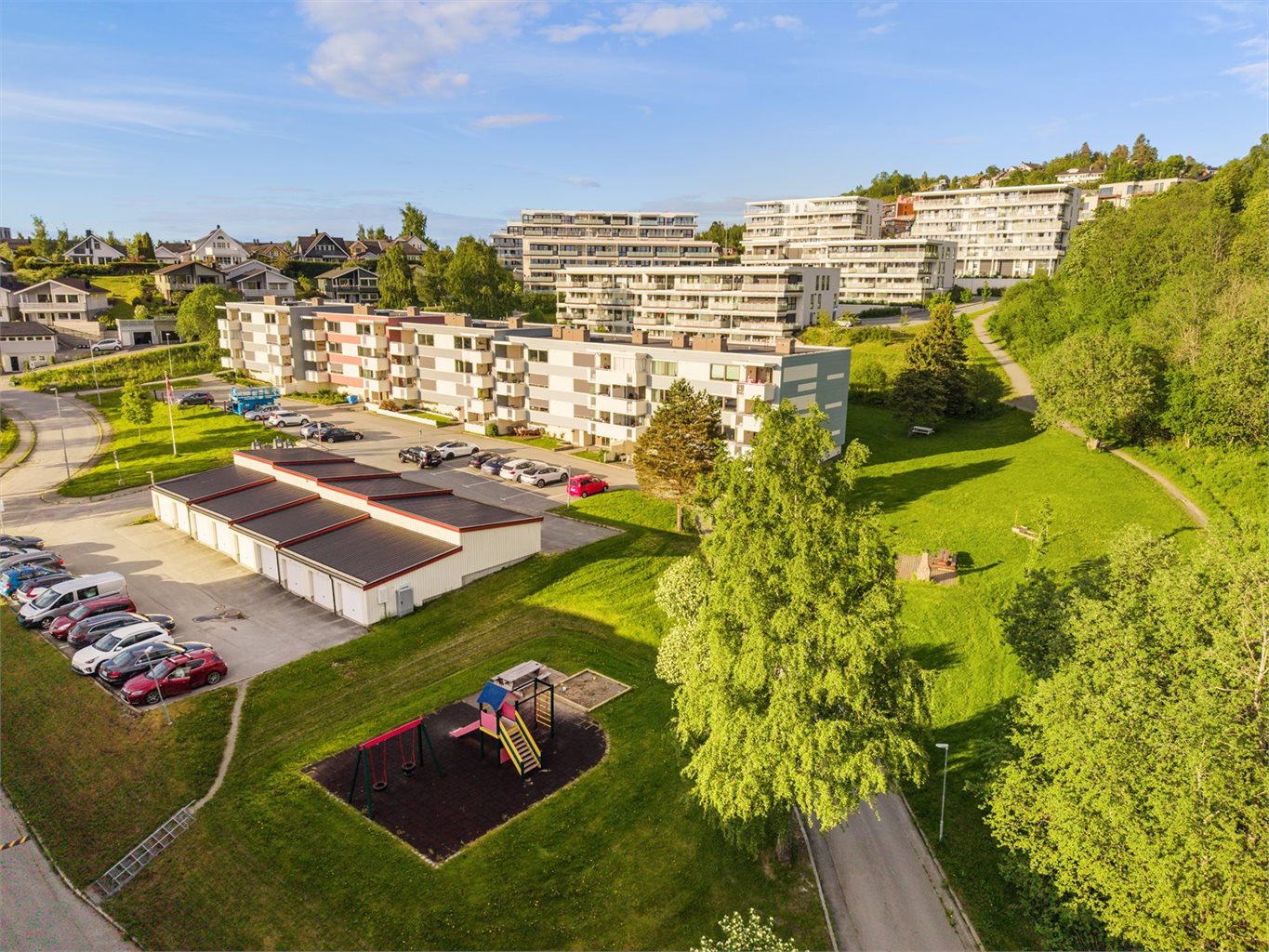 Området rundt borettslaget har fint opparbeidet uteareal med mye grønt fristed for store og små, hvor du har alt fra lekeplasser, sandvolleybane, fotballbane, kunstgressbane til lek og utfoldelse. 
