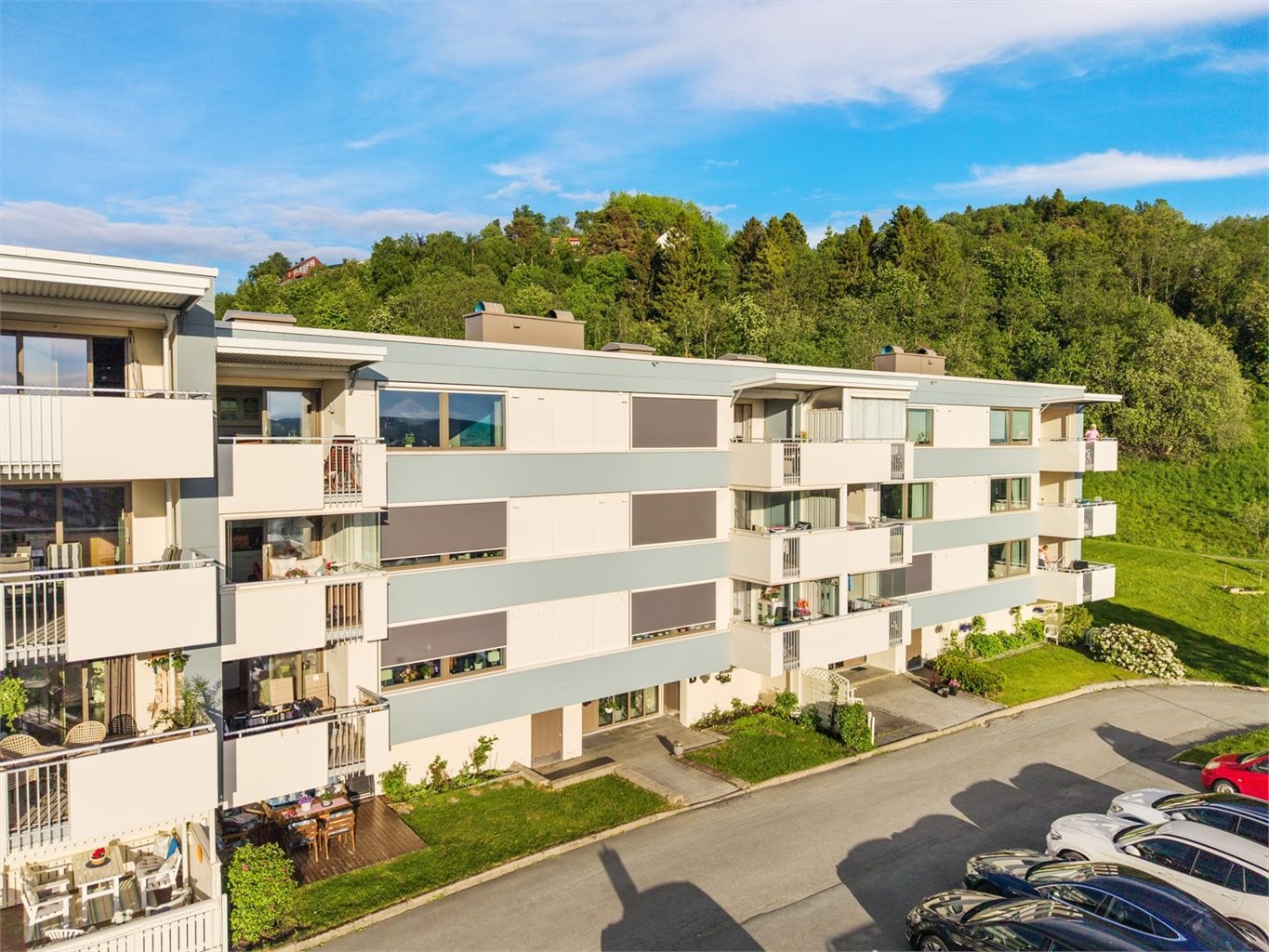 Borettslaget er veldrevet med masse grønt felles areal, og gikk gjennom en totalrenovering av fasade, terrasse, tak og vinduer i 2021. Det ble også utført etterisolering. 