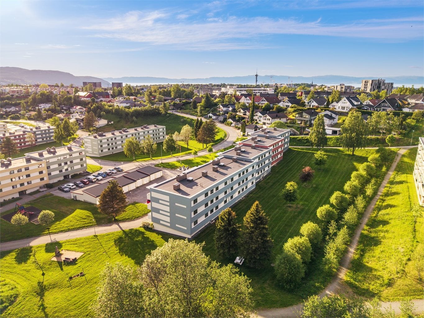 Leiligheten ligger i et stille, rolig boligområde ved Othilienborg Borettslag i Trondheim. Boligområdet ligger nært marka og landet, men har samtidig kort vei til byen og sentrum. 