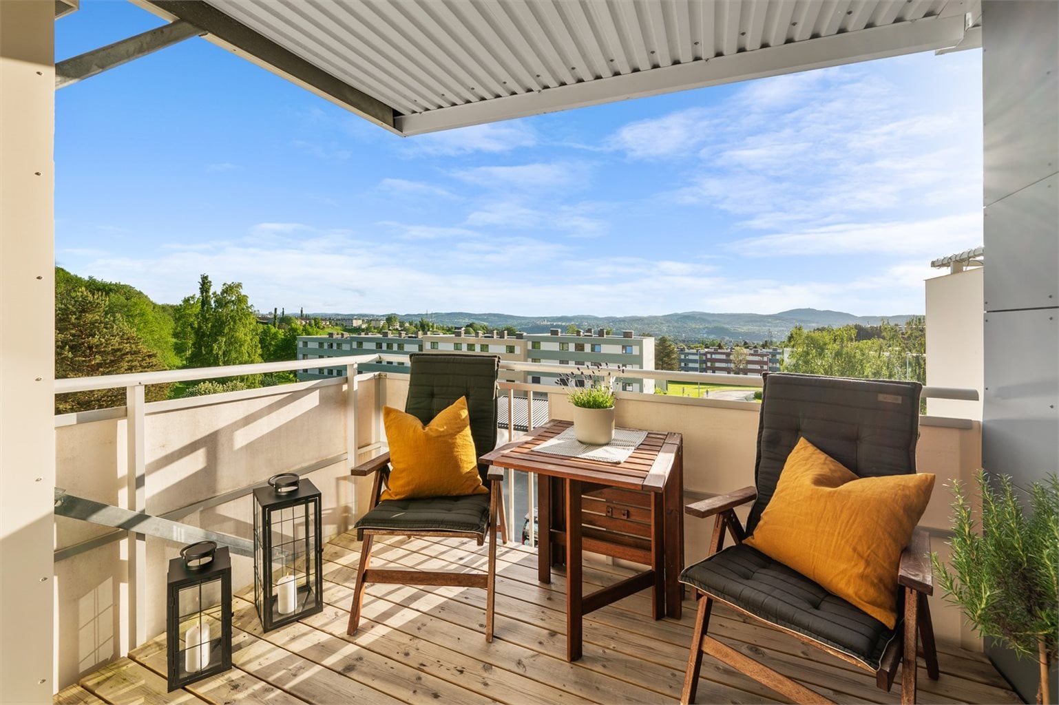 Vestvendt balkong på 8,5 m² oppgradert i 2021 i forbindelse med borettslagets totalrenovering av fasade og terrasse. TG1 uten registrerte avvik.