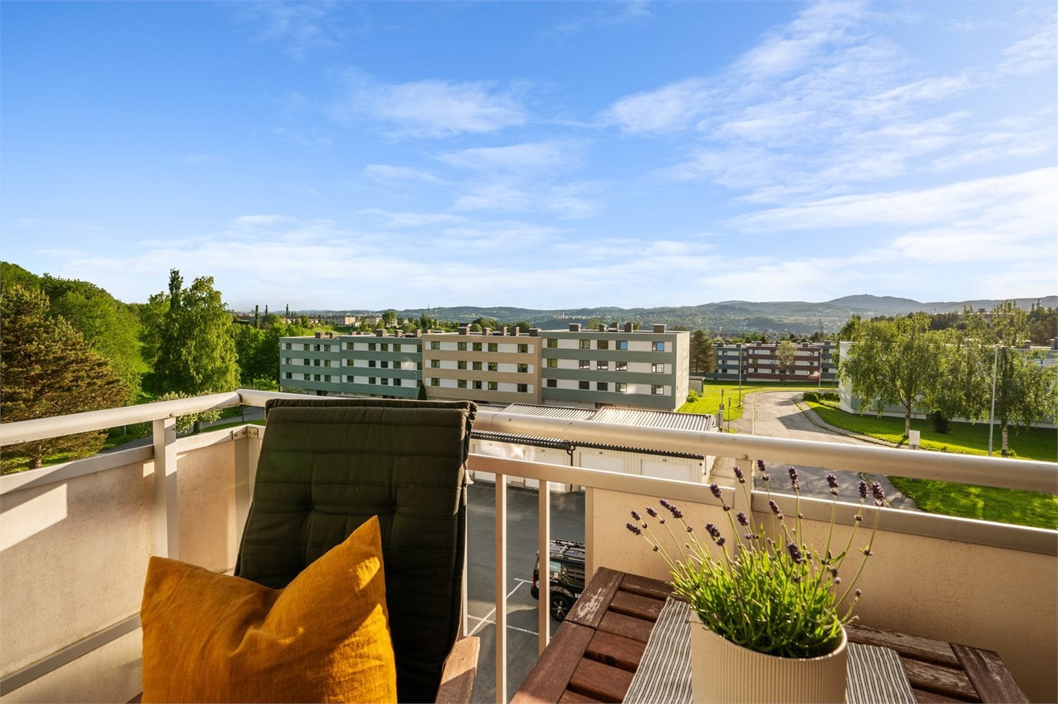 Fra balkongen er det åpen utsikt over nærområdet. Borettslaget grenser til Estenstadmarka, og byr på gode turmuligheter rett utenfor døren.