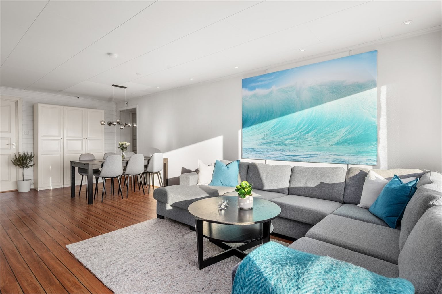 Stuen er på 29,5 m² med betongdekke som etasjeskille.