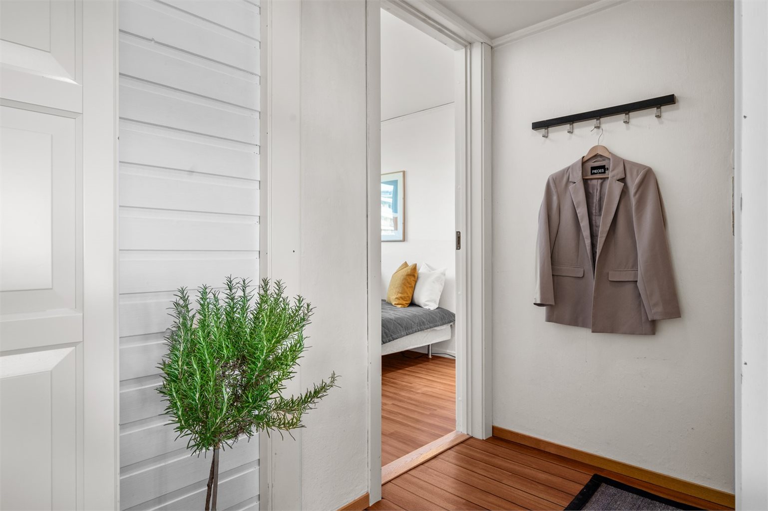 Entre på 1,5 m² med adkomst til alle rom. To eksterne boder i kjeller på totalt 15 m² BRA-e gir rikelig lagringsplass.