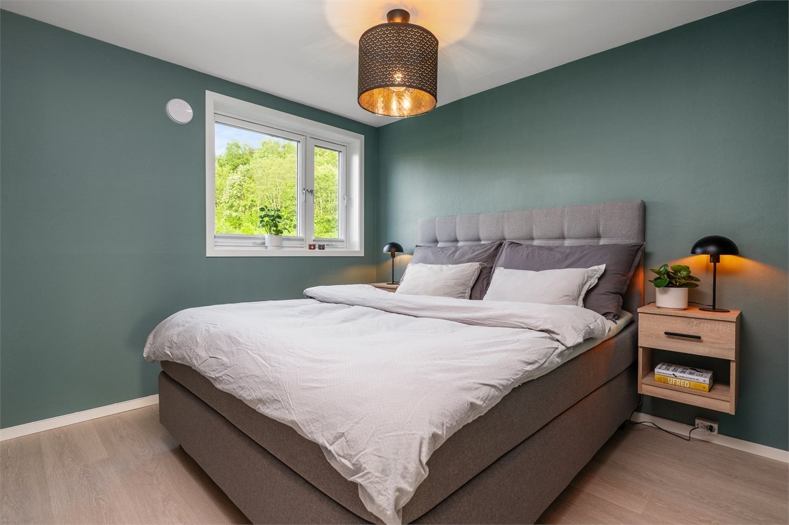 Leiligheten har tre soverom på hhv. 12 m², 9 m² og 8 m².