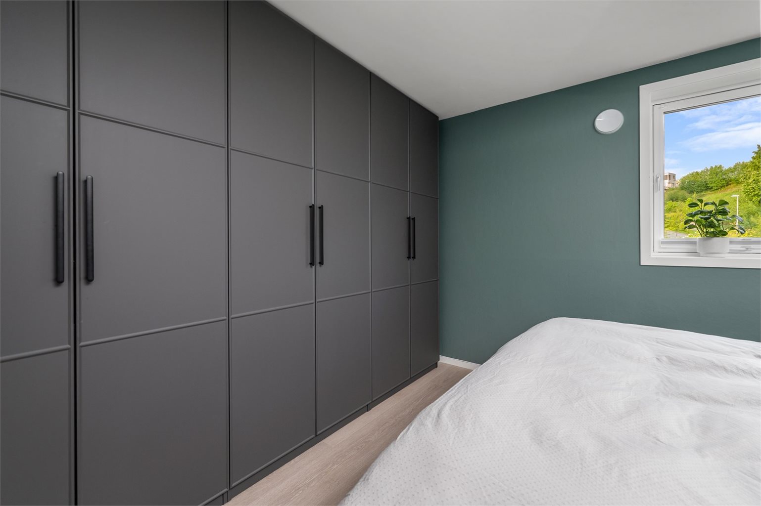 Hovedsoverom på 12 m² med stor garderobe. Betongdekke som etasjeskille gir gode lyd- og branntekniske egenskaper mellom etasjene.