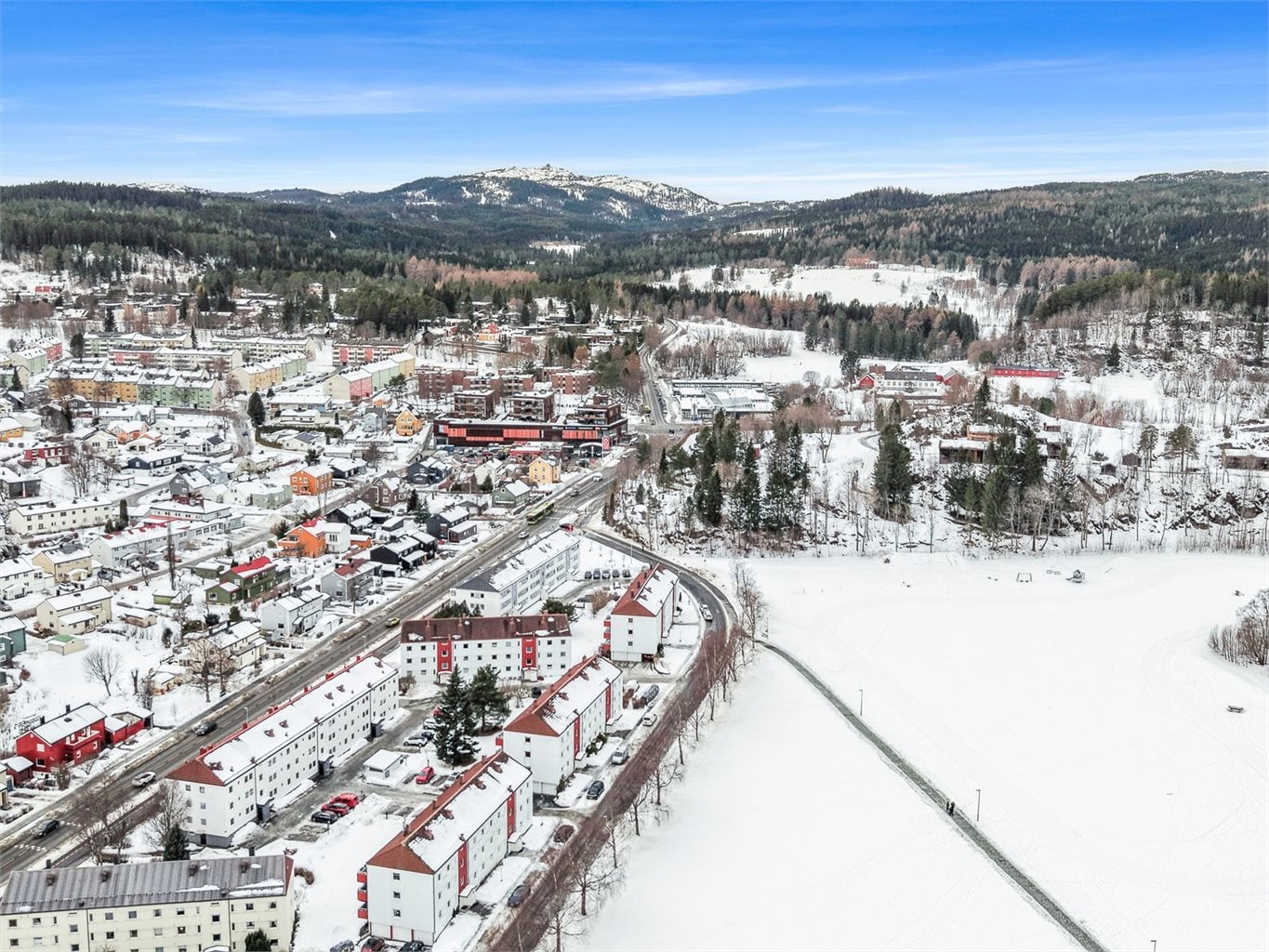 Her bor du med kort avstand til dagligvare, barnehage, skoler og flotte tur- og rekreasjonsmuligheter. Det er også kort vei til Trondheim sentrum med "alt" av fasiliteter.