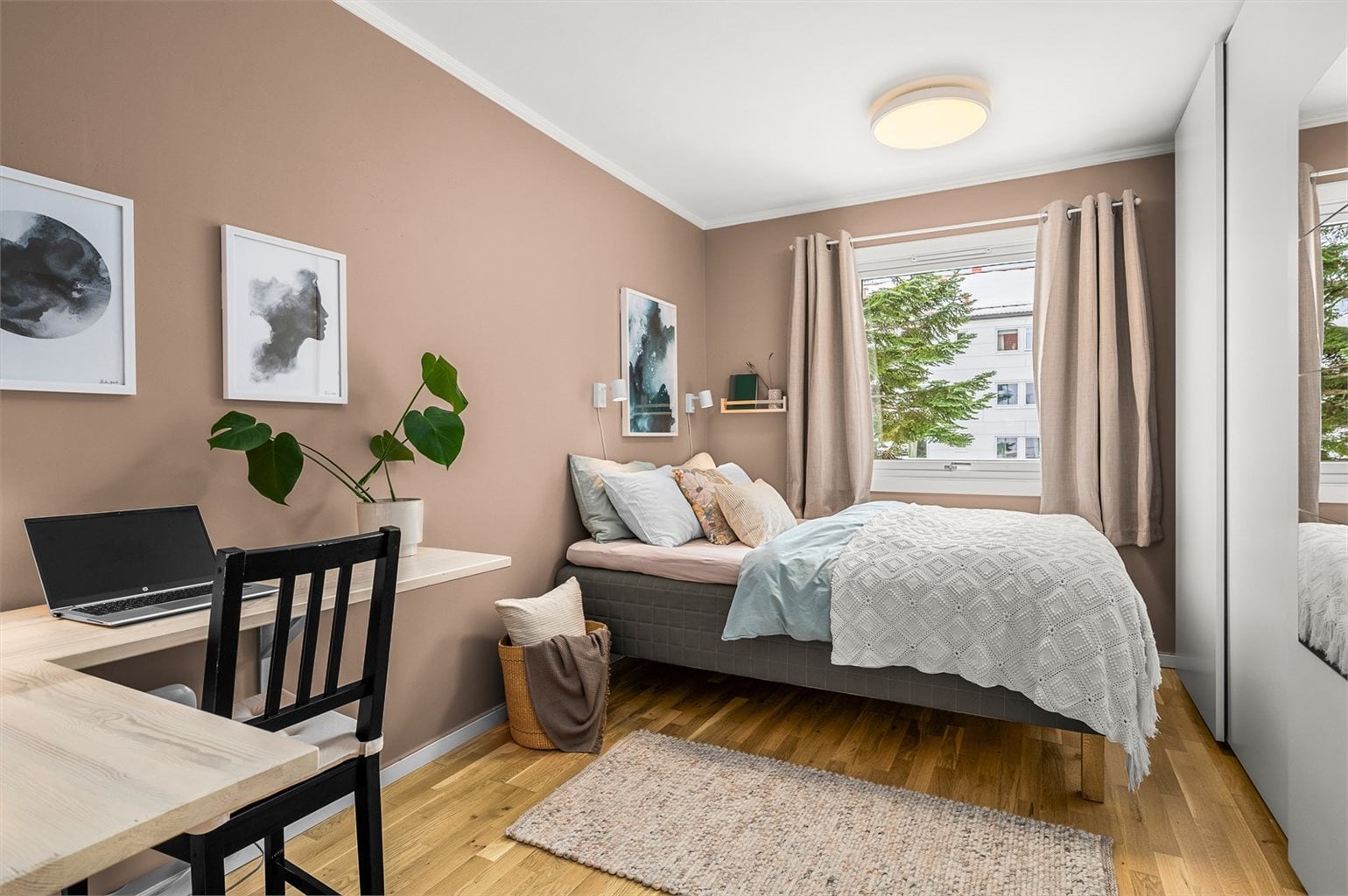 Leiligheten har to romslige soverom, hvor av ett med stor skyvedørsgarderobe
