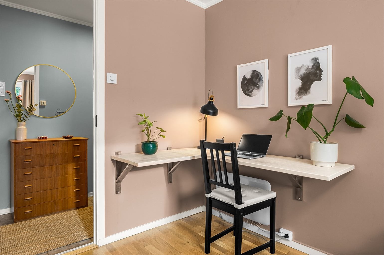 Det er godt med lagringsplass da leiligheten har én bod på loft og 2 stk. i kjeller