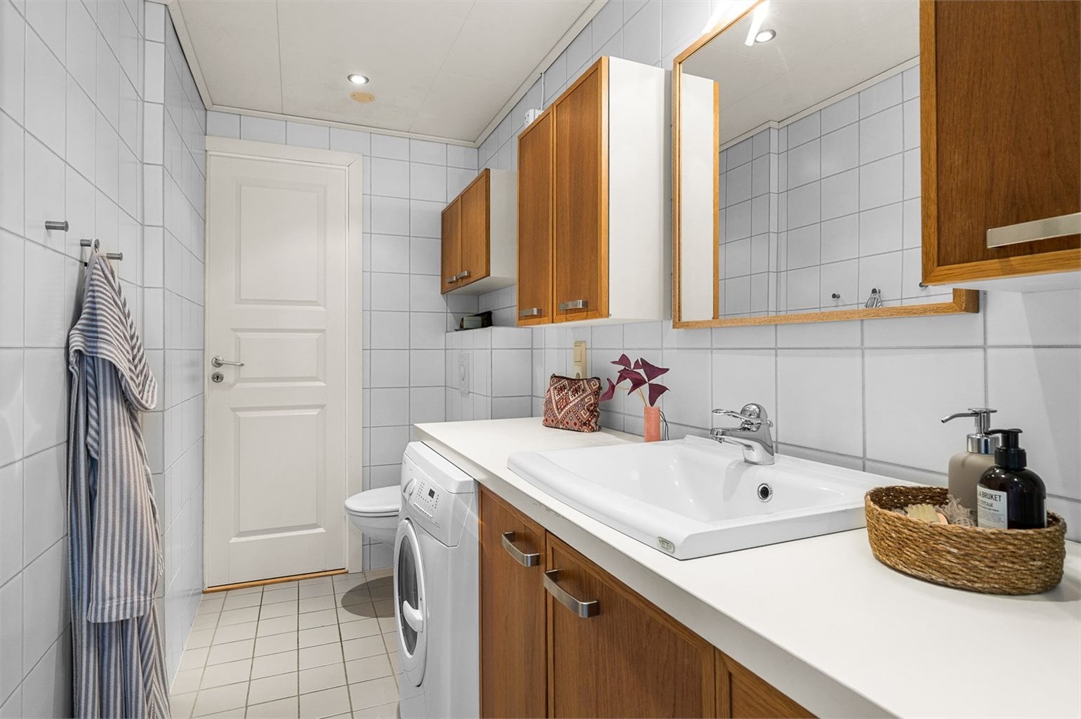 Downlights i himling med dim, opplegg for vaskemaskin og vegghengt toalett