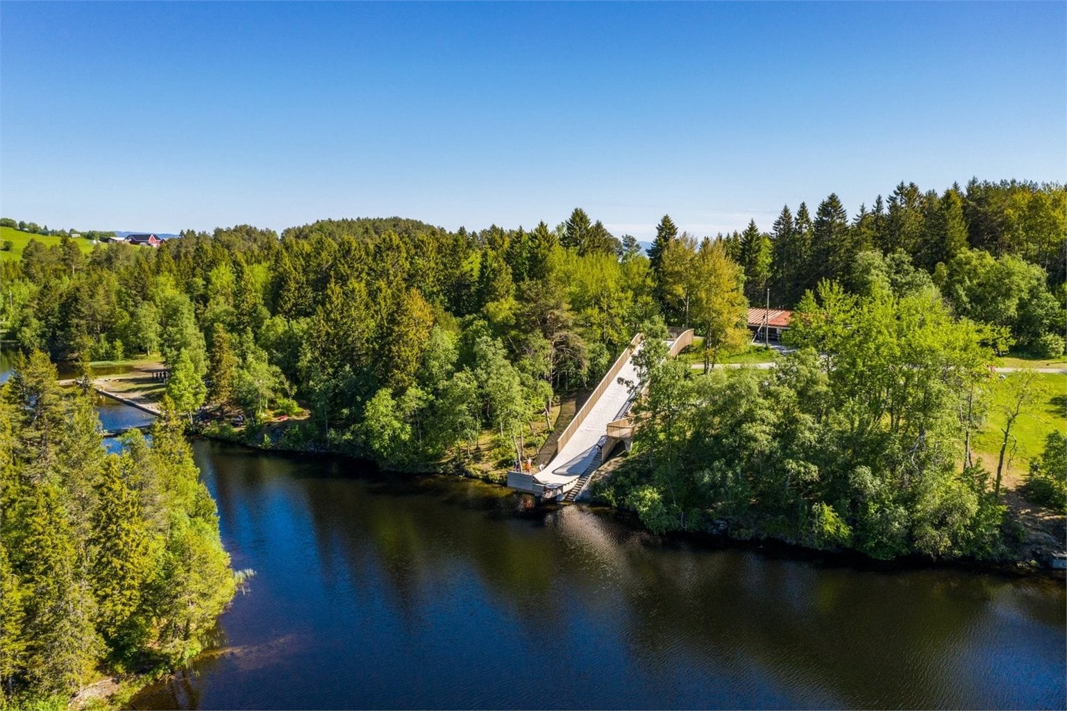 Kyvannet, et populært badevann på sommeren, og med skøyteaktiviteter på vinterstid