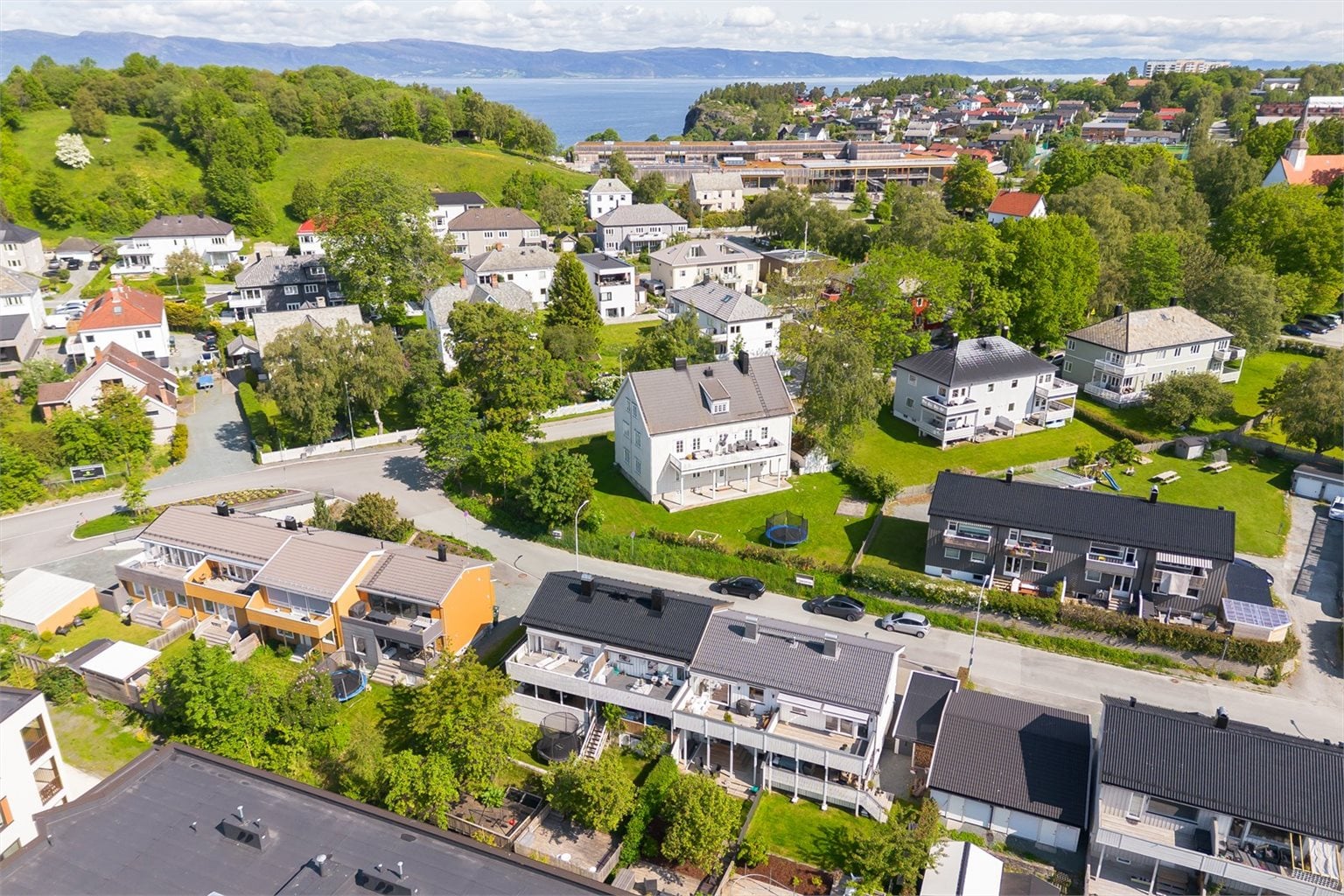 Her får du et  rekkehus av de sjeldne! Planløsningen er praktisk fordelt på 3 plan, med stor hage, solrike terrasser, carport og oppstillingsplasser i gårdsplassen.