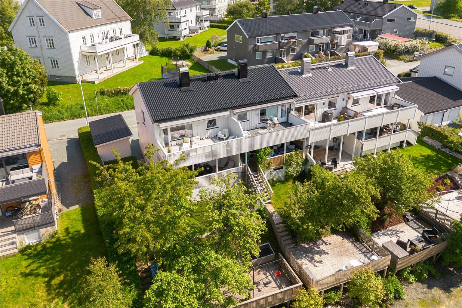 Boligen har en tomt på ca. 282 m² og består for det meste av en skjermet hage med terrasser. Videre ligger boligen tilbaketrukket til på Lade, med nærhet til alt av servicefasiliteter og flere flotte turområder.