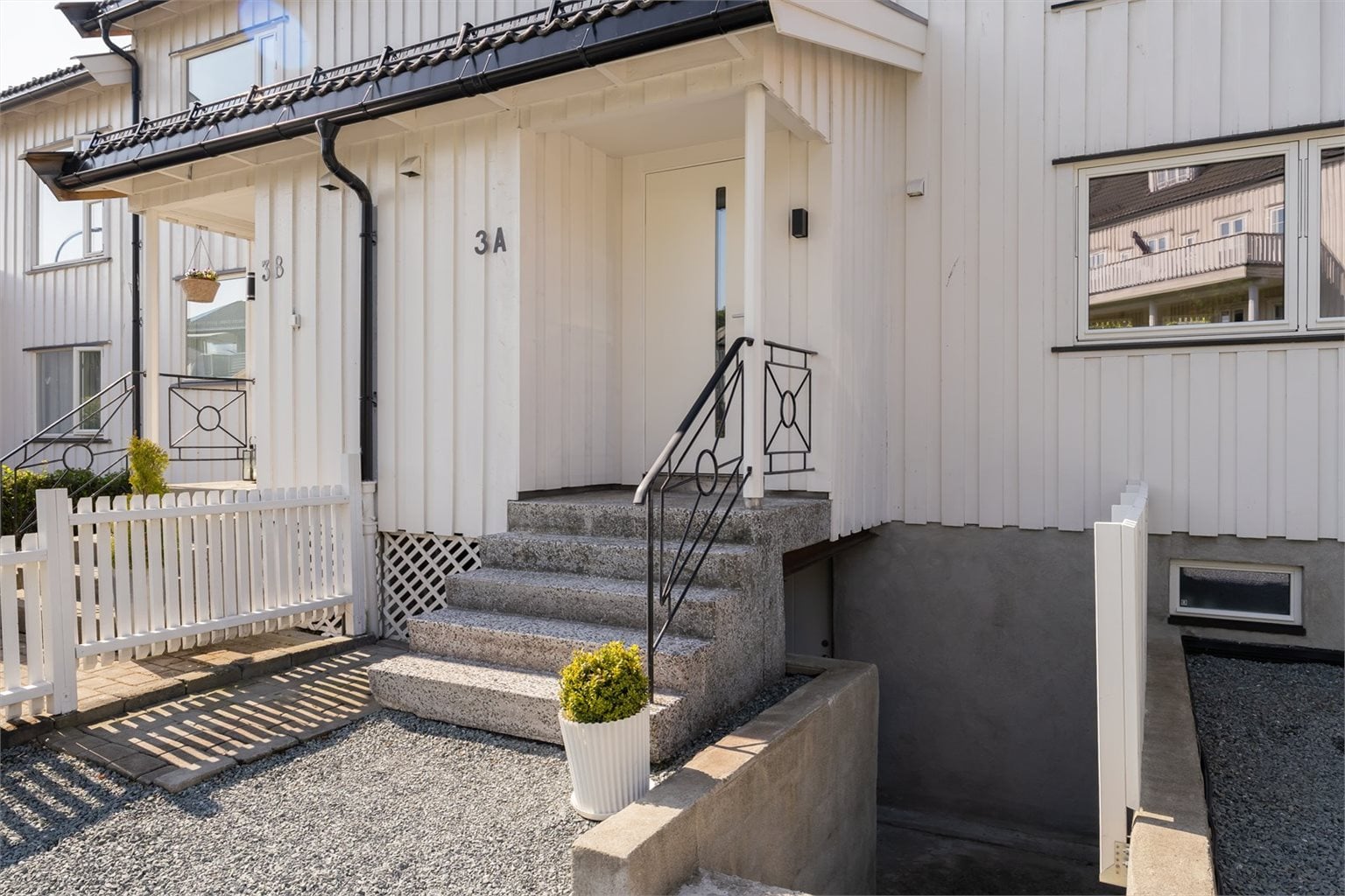 Utleiedelen har egen inngang under inngangspartiet med 15 000kr i leieinntekter.