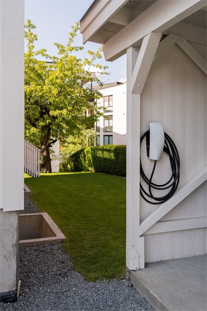 Som endrerekkehus har boligen gode parkeringsmuligheter med egen carport med elbillader og oppstillingsplass på tomten, i tillegg til tilgang til hage på vestsiden av boligen.