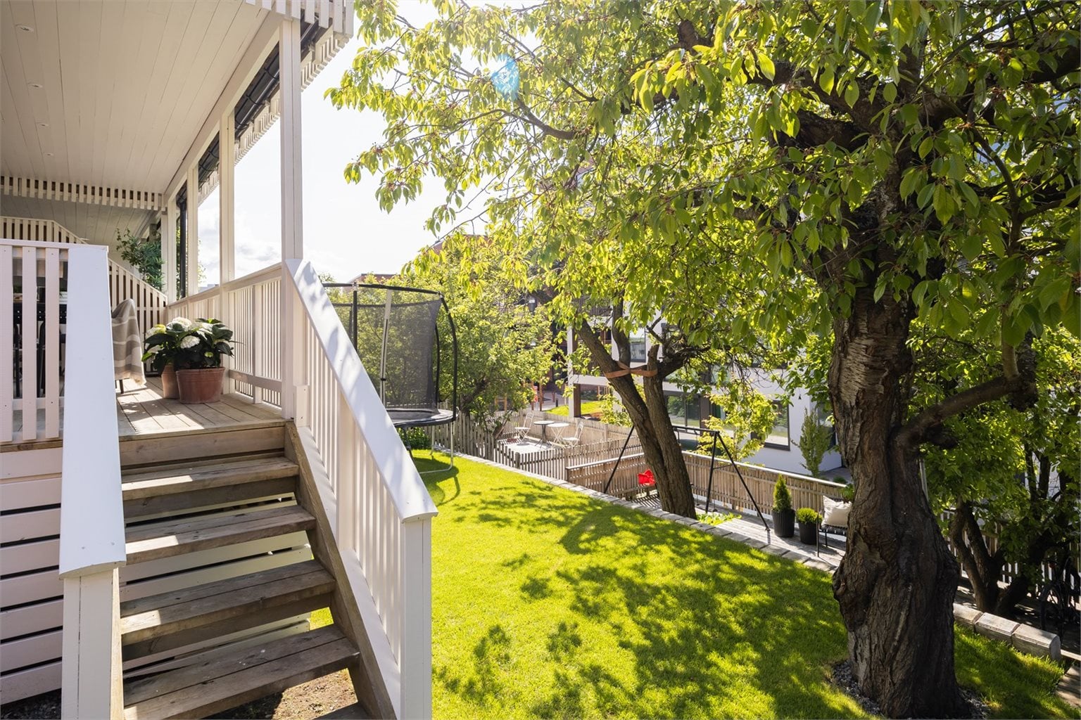 Videre er det direkte tilknytning til hagen. Her får man praktisk og diskret oppbevaring under terrassen - perfekt for hagemøbler og sesongutstyr. 