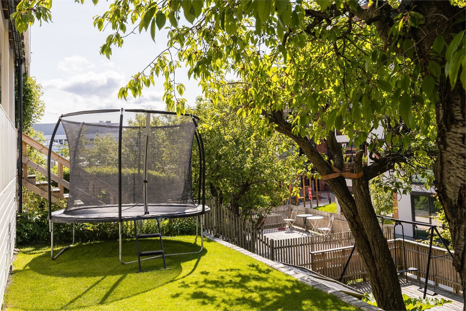 Videre har eiendommen en flott hage fordelt på ulike nivå og gir familien godt med boltreplass for lek og aktiviteter for de minste, samt sosiale sammenkomster for de største.
