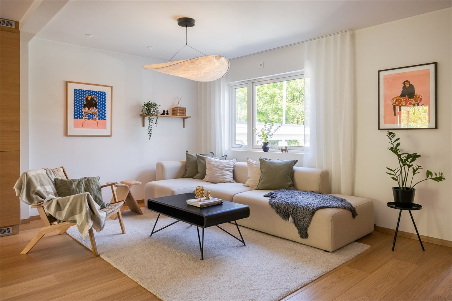 1. etasje består av åpen stue- og kjøkkenløsning, bad, entre og terrasse. 