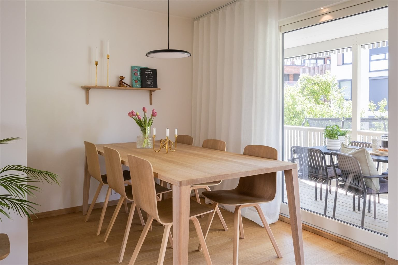 Med dagens planløsning har spisebordet en naturlig plassering langs de sørvendte vindusflatene, i tilknytning til kjøkkenet.