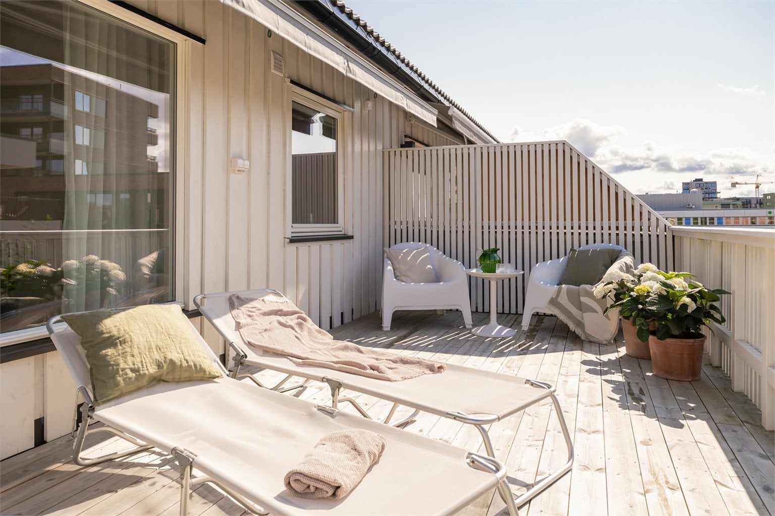 Terrassen i 2. etasje strekker seg over hele 17m².