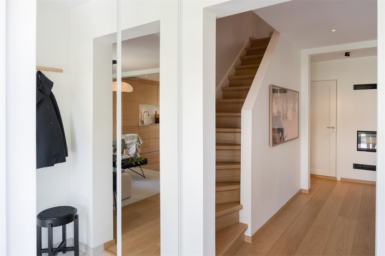 Innbydende flislagt entrè på 4m².  Med plassbygd skyvedørsgarderobe for oppbevaring.