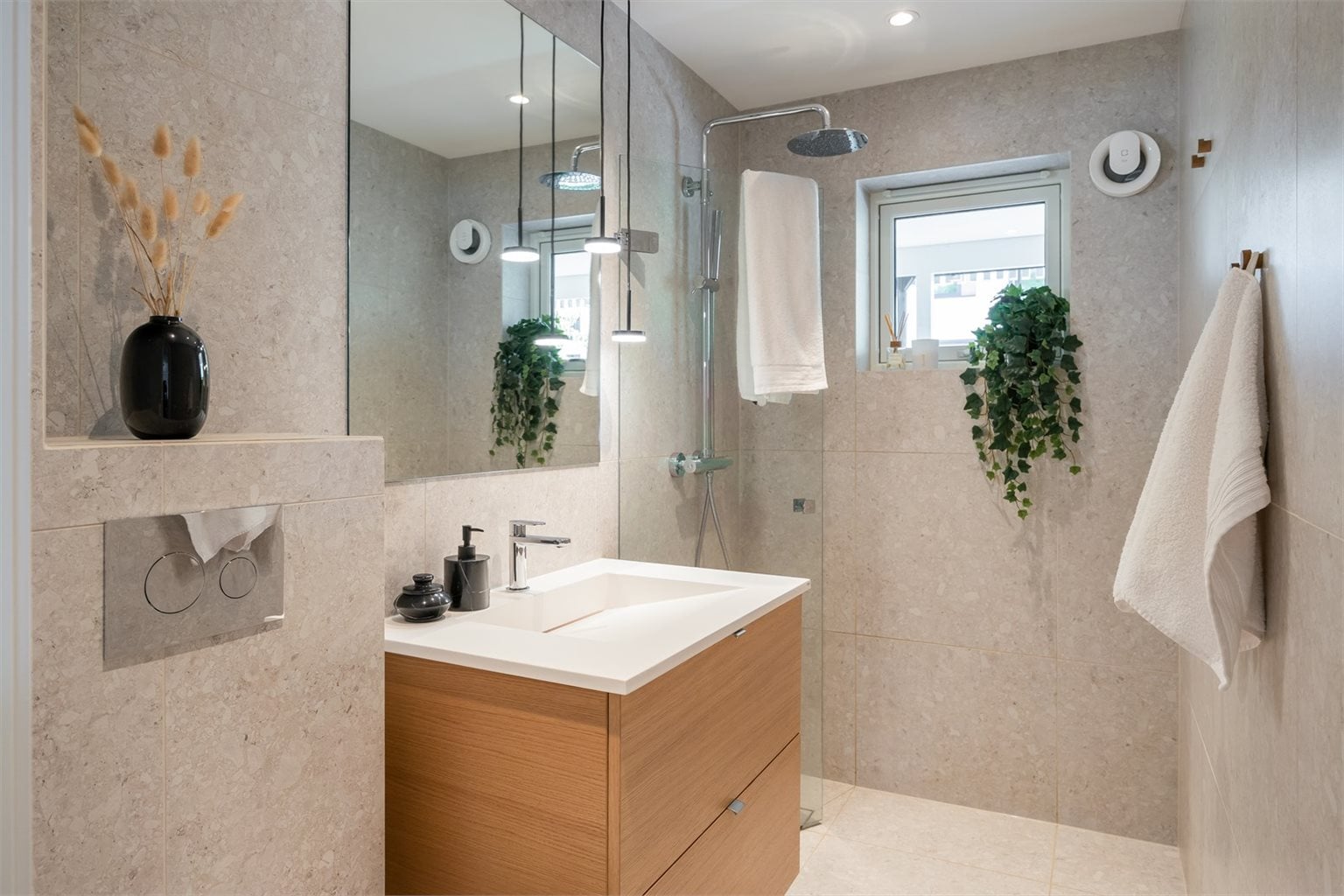Moderne og flislagt bad  med behagelig gulvvarme. Badet er oppgradert i 2022.