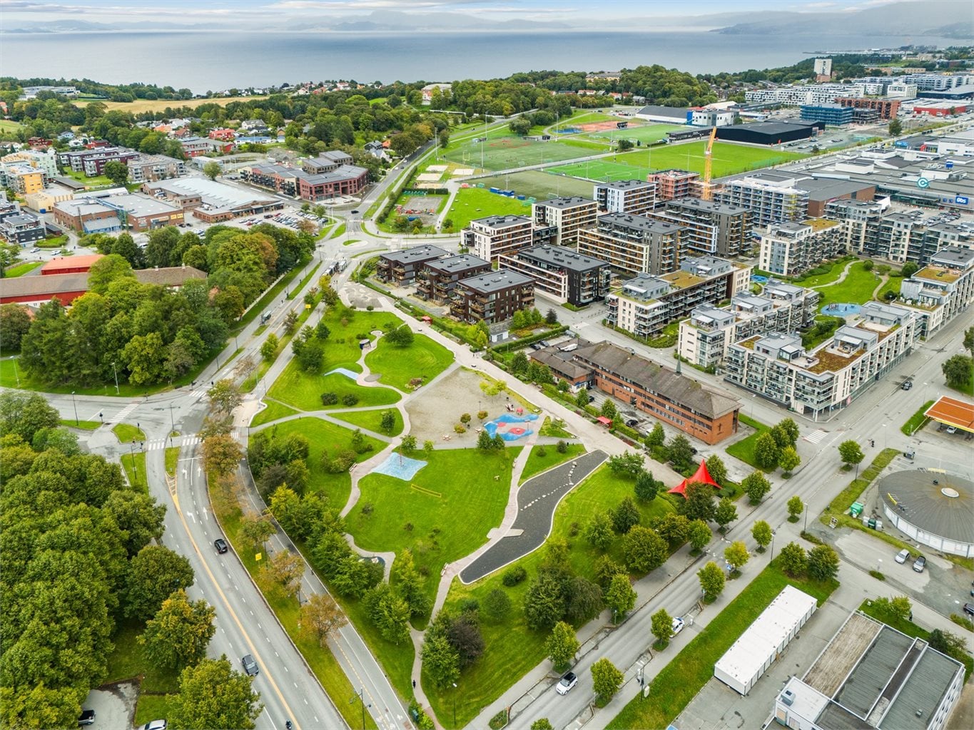 Ladeparken, med sine flotte grøntområder, ligger like ved boligen. 