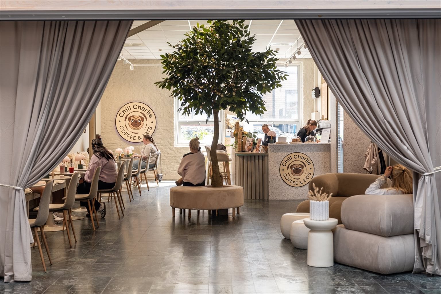 Chill Charlie finner du på Ladetorget sammen med blant annet Rema 1000 med post i butikk, restaurant, apotek, bakeri, Kompis og blomsterhandel