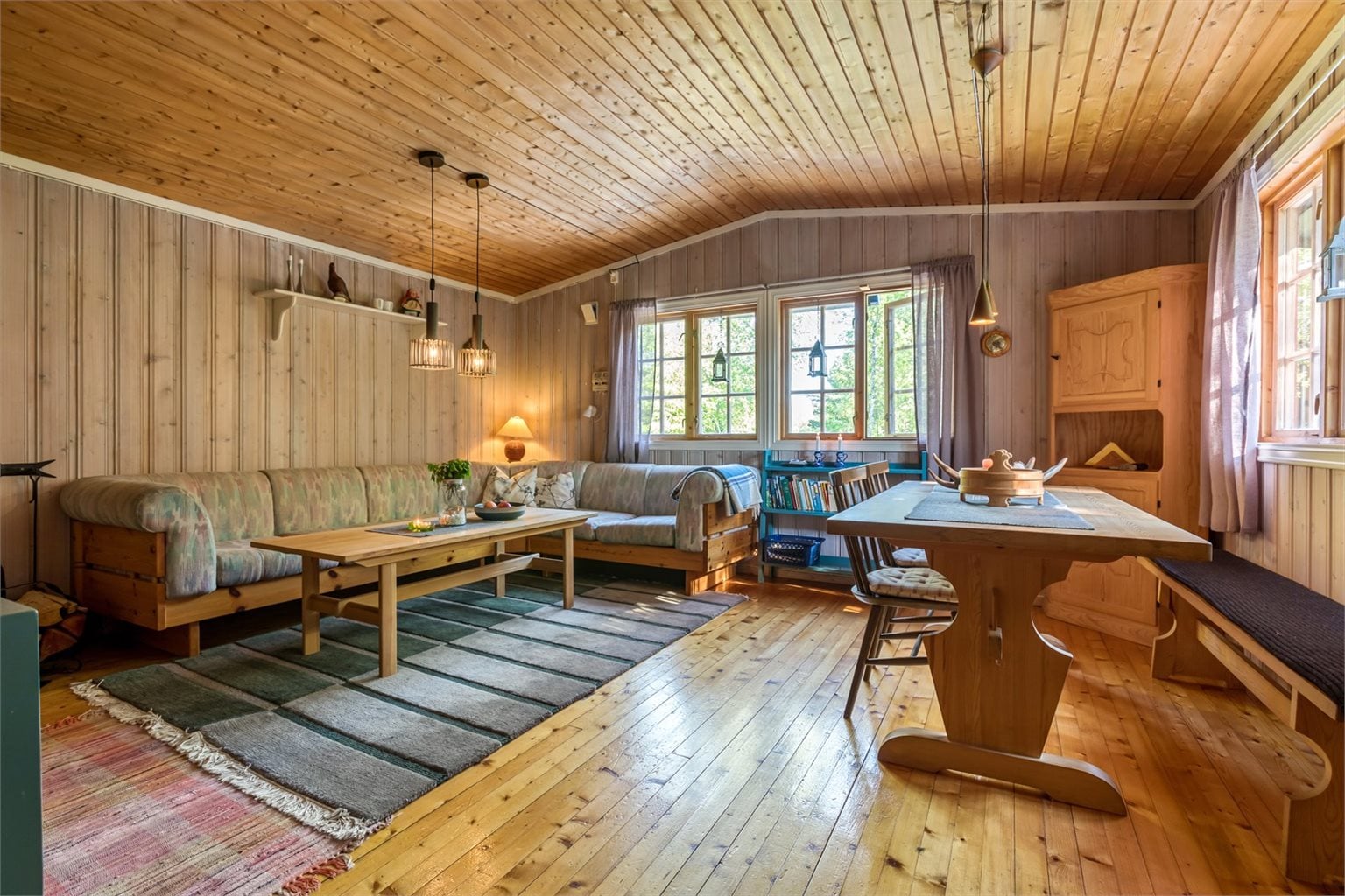 Hytta har god takhøyde, samt rause vindusflater som gir godt med lys ti stuerommet.