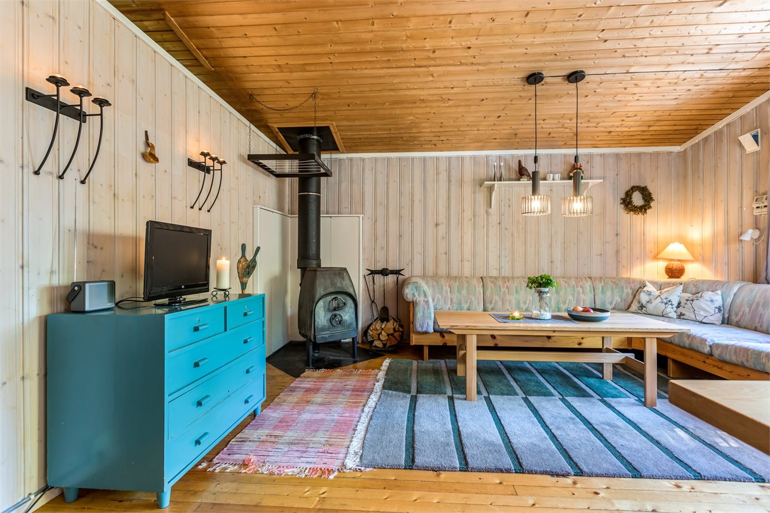 God planløsning med plass til både sofa og spisegruppe.
