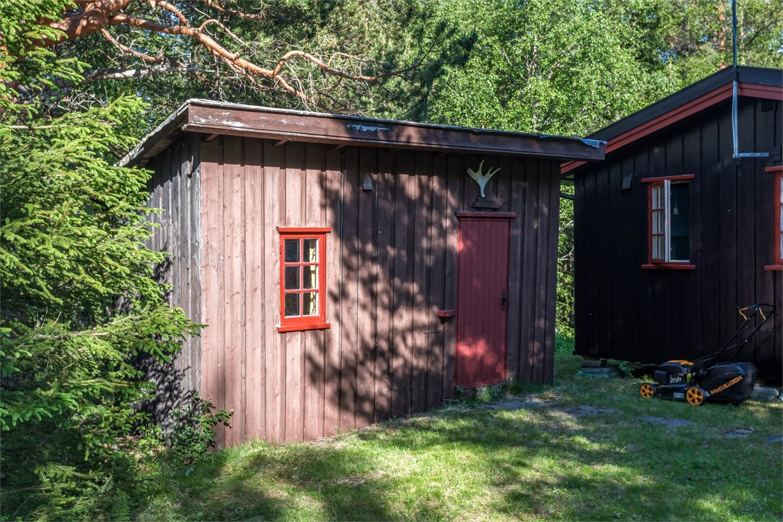 På eiendommen finner du også et praktisk uthus.