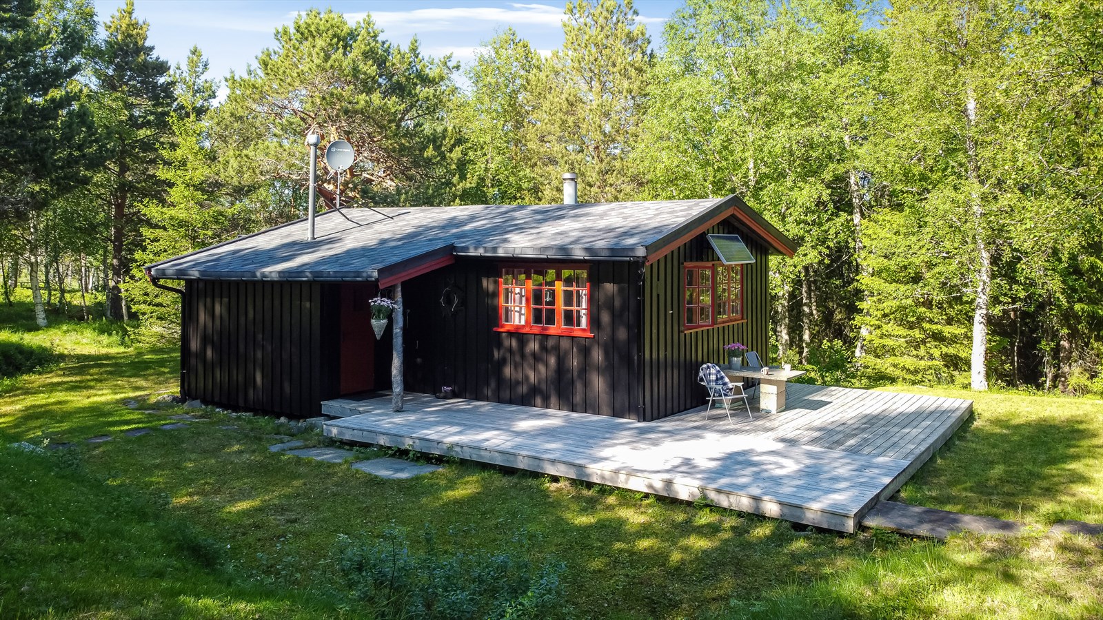 Hytta ligger i skjermet og lune omgivelser