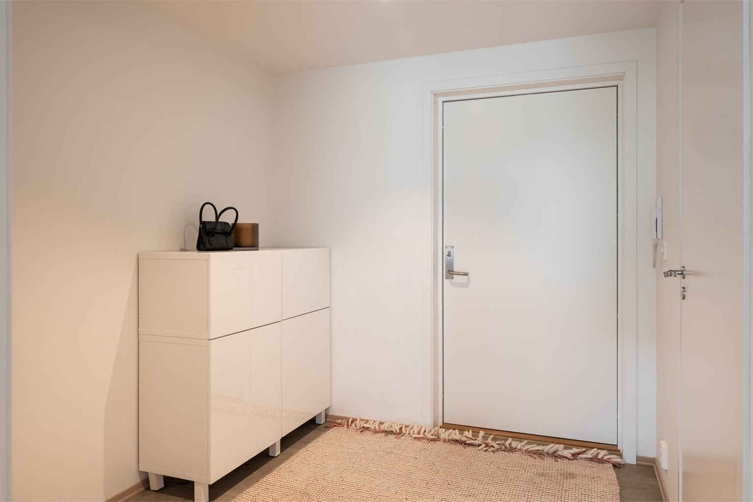 Leiligheten har en svært romslig entré på 6,5m². Her er det god plass til å sette inn ønsket garderobeløsning.