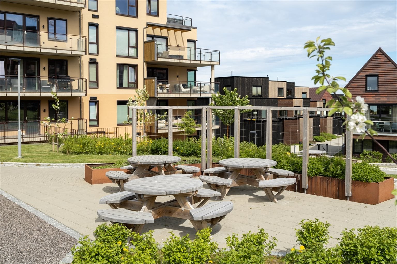 Det er felles parkområde mellom leilighetene. Her er det etablert flere sitteplasser og uteområder med pizzaovn og grill som fritt kan benyttes av beboerne. 