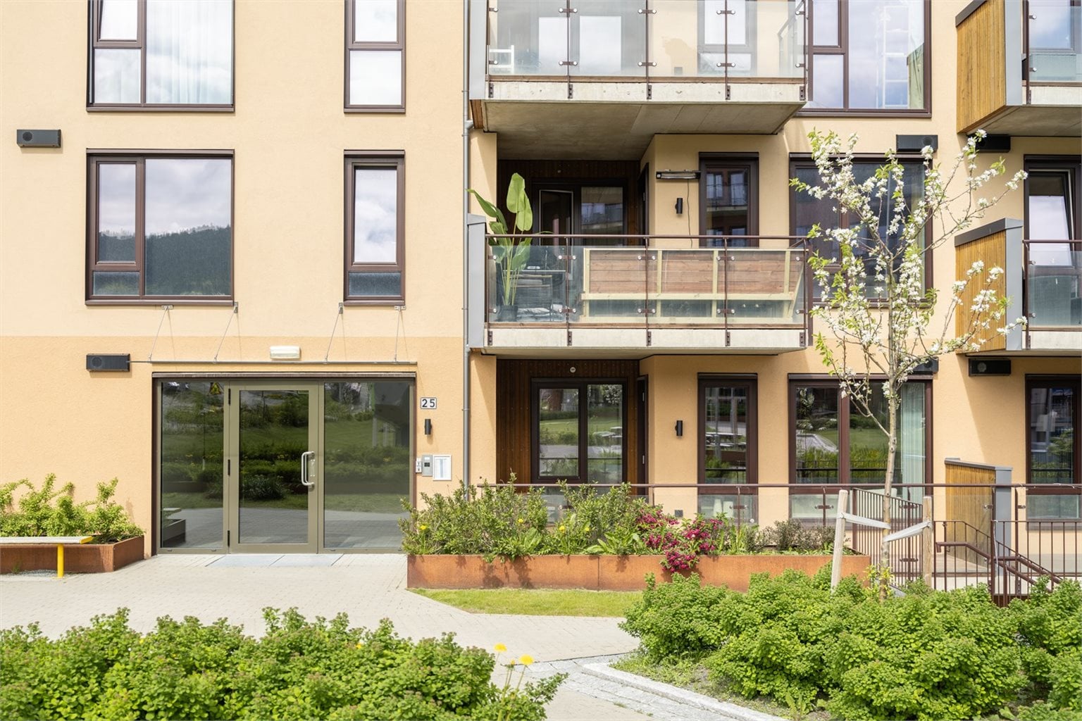 Leiligheten ligger fint til på Overvik, et fantastisk boområde som stadig er i utvikling. Området har en fantastisk beliggenhet med enkel tilgang til turområder, både i skog og ved sjø. Både skole, barnehage og flere butikker er innen gangavstand.