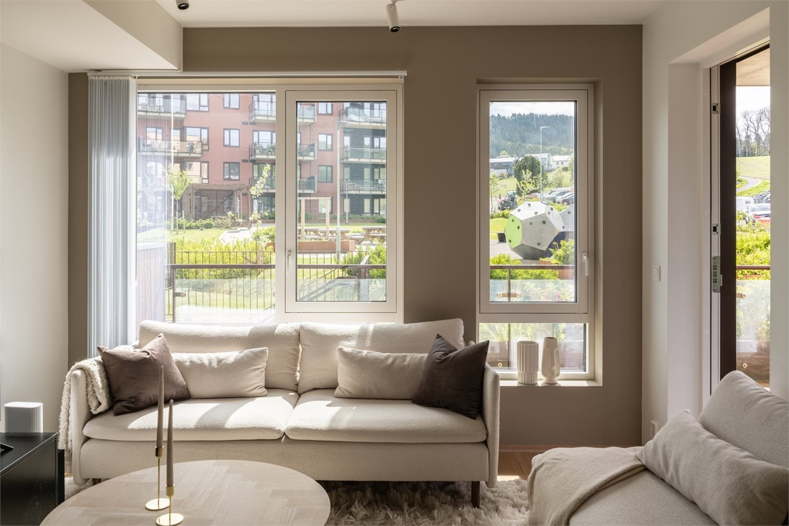 Den åpne stue/kjøkken løsningen er på hele 20,5m² og byr på en lekker 1-stavs parkett. 