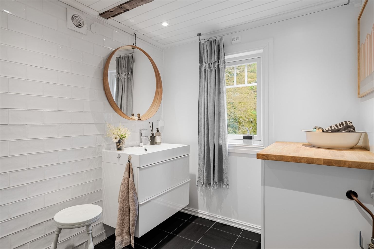 Badet fremstår delikat. Tidløse fliser og flotte materialvalg. 