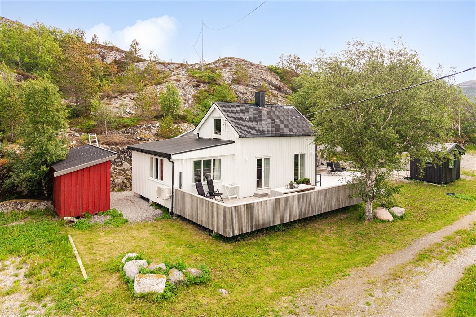 Om du går opp på berget bak hytta gir dette en fantastisk opplevelse med sjøutsikt i nesten 360 grader.