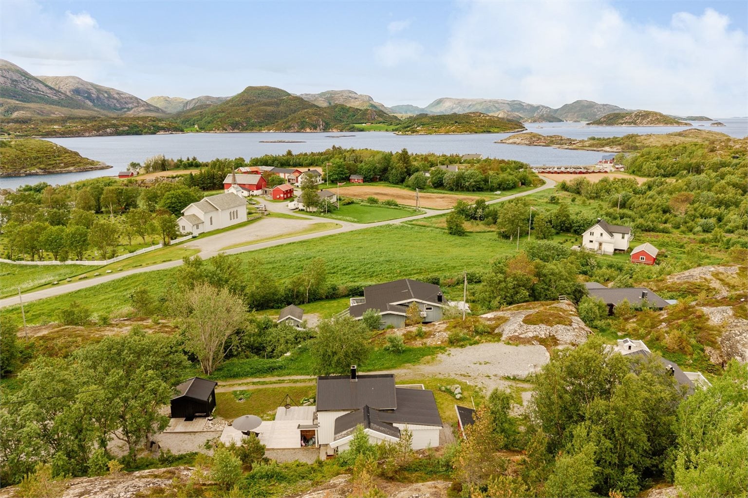Like nedenfor kirka går det ferge videre til Leksa – Storfosna – Garten. Områdene er populære sykkeldestinasjoner på sommeren. På Leksa arrangeres det og festival.