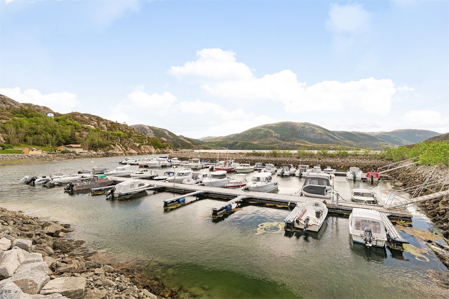 I umiddelbar nærhet finnes båtmarinaer som gir mulighet for leie av båtplass. Ledig båtplass må sjekkes opp med eier av marina.