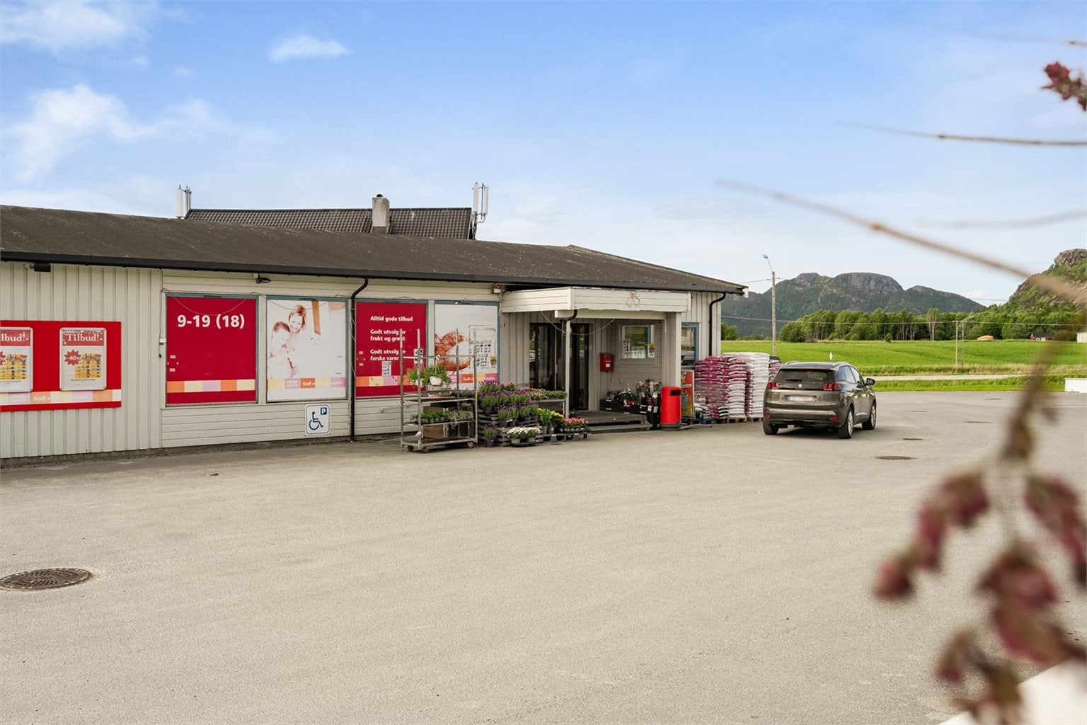Lokalbutikken i Mølnbukta. Det er Jokerbutikk i Selva og I tillegg finnes ByggExtra i Lensvika. Det er også mulig å ta ferja fra Valset over til litt utvidet shopping på Brekstad.