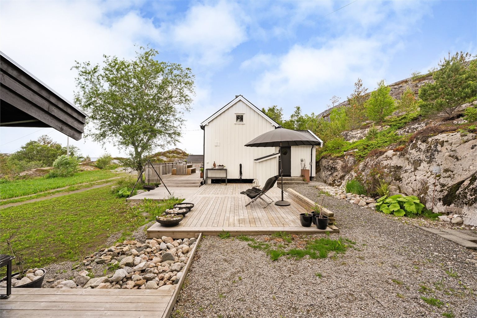 Her er det gjennomtenkte og gode praktiske valg. Terrasse og markterrasse er over 80 kvm, så her er det god boltreplass.