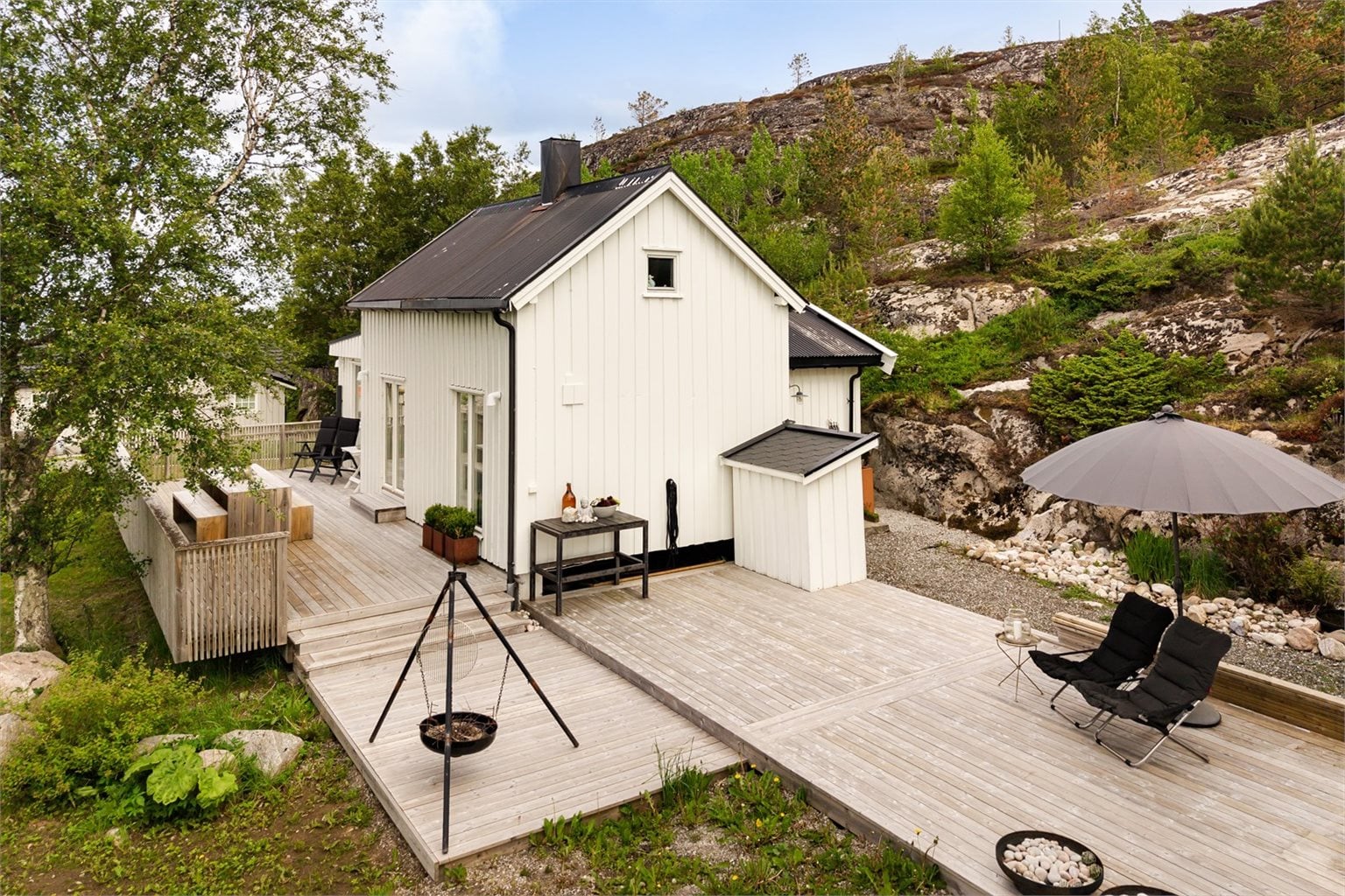 En liten perle av fritigsbolig, nydelig beliggende mellom bakkar og berg. 