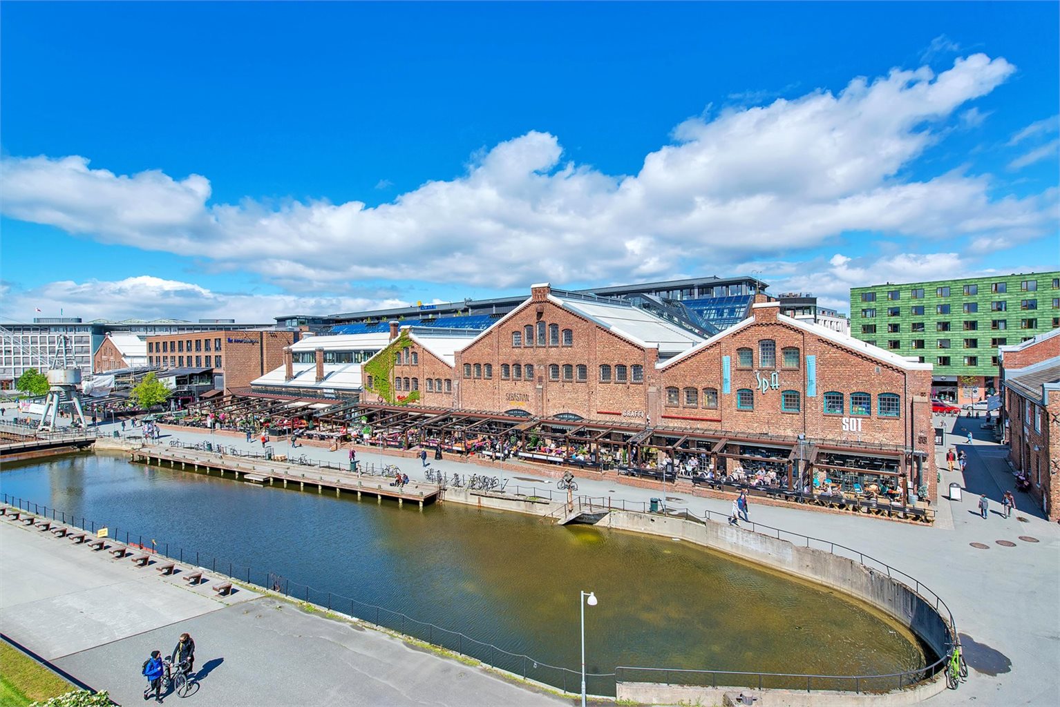 12 minutters gange fra leiligheten finner vi populære Solsiden. Her finner du kjøpesenter, restauranter, uteservering, vinmonopol og mye mer!