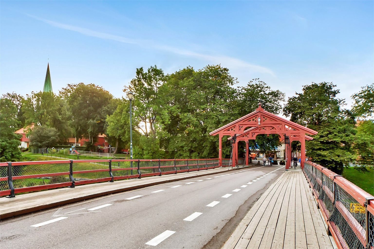 Det er ca. 10 min gange til Bakklandet, et sjarmerende nabolag fylt med koselige kafeer, restauranter og lokale småbutikker.