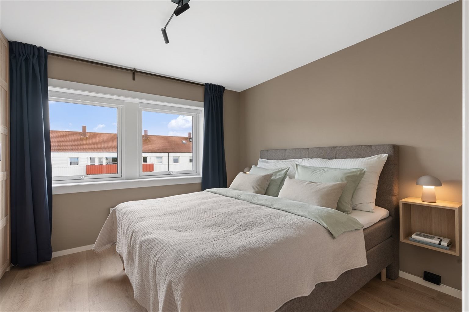 Soverommet er på hele 11,5 m² med god plass til dobbeltseng, nattbord og garderobeløsning.