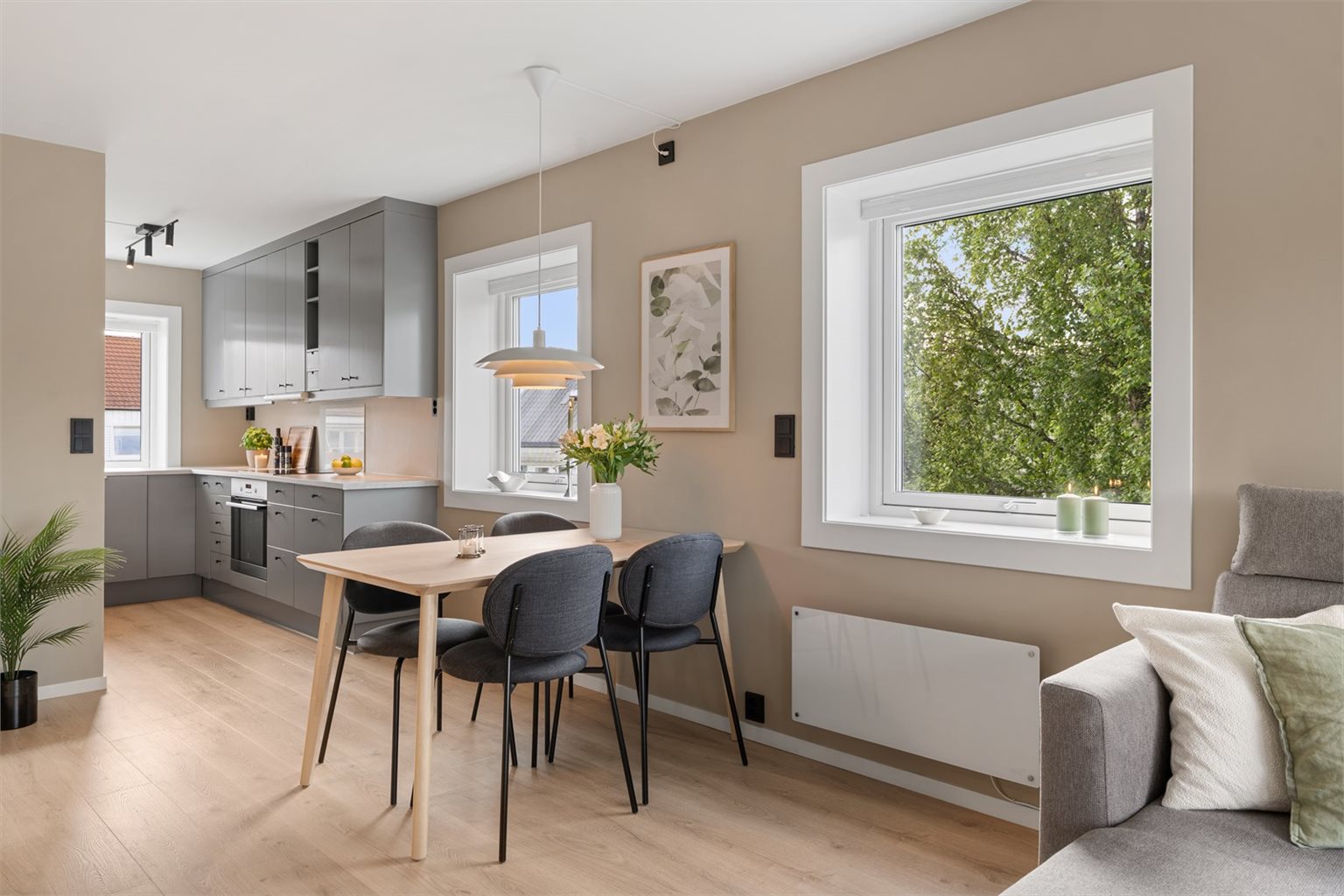 Stuen er på hele 23 m² med god plass til både spise- og sittegruppe.
